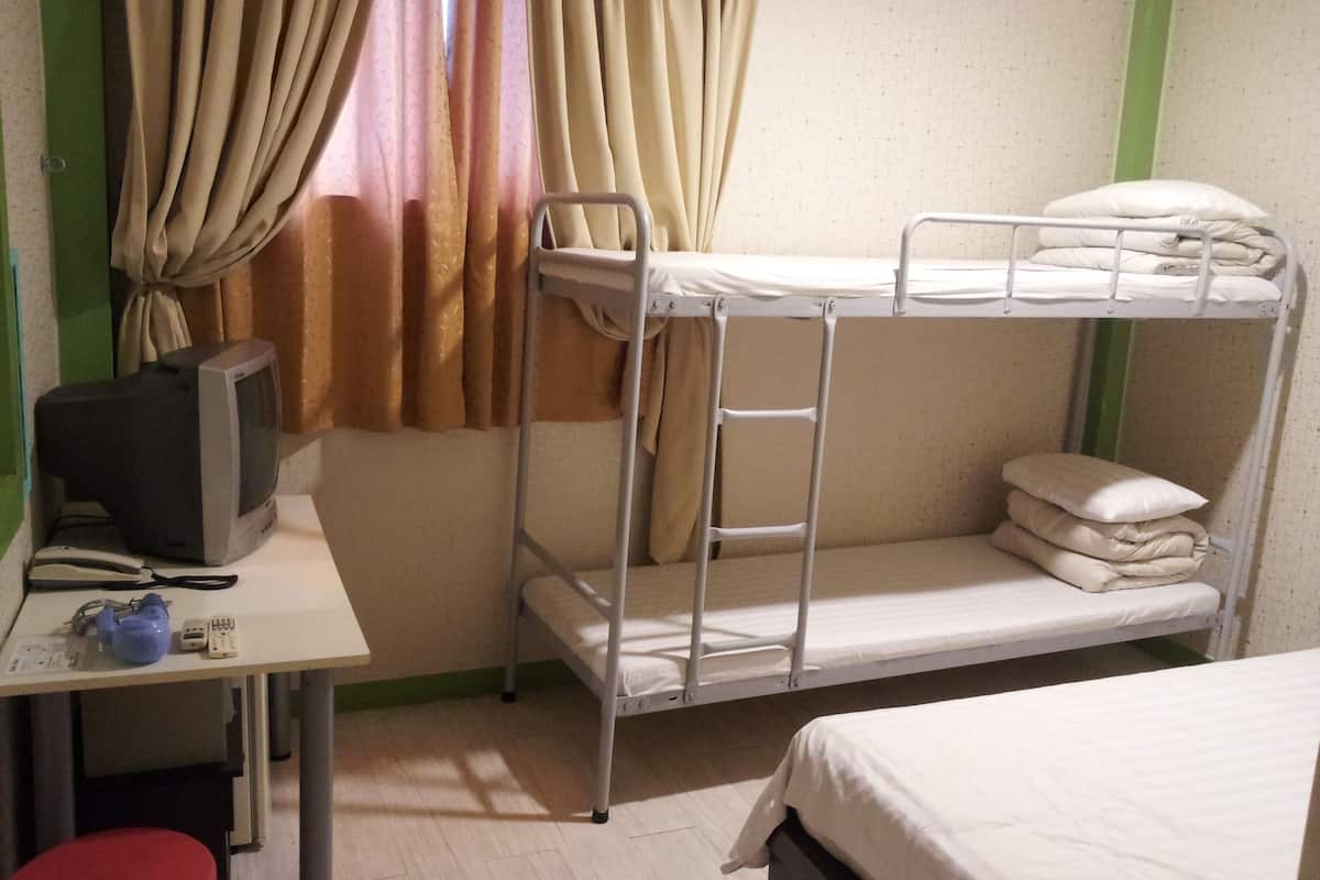Driepersoonskamer | Een kluis op de kamer, verduisterende gordijnen, gratis wifi, beddengoed