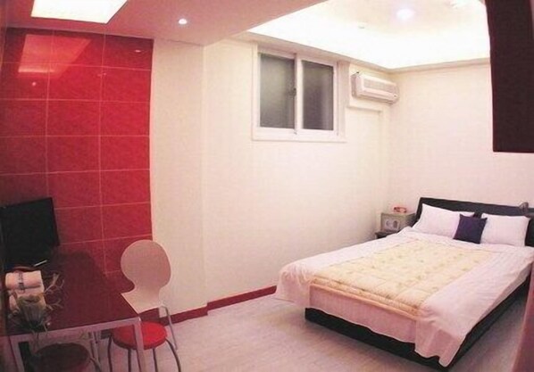 In-room safe, blackout curtains, free WiFi, bed sheets