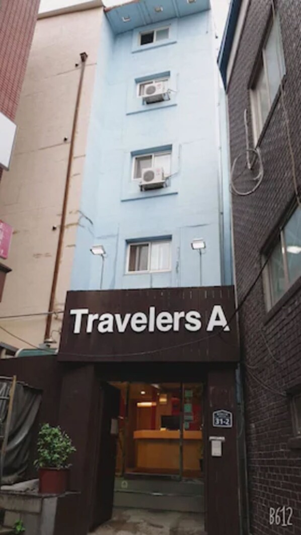 Front of property - TravelersA Seoul Hostel (Seoul)
