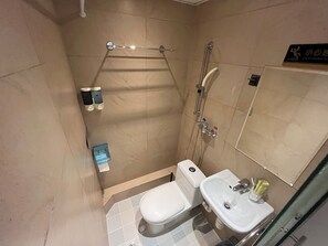 Shower, hair dryer, towels - Move Inn (Hong Kong)