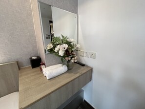 واي فاي مجانًا وملاءات أسرّة