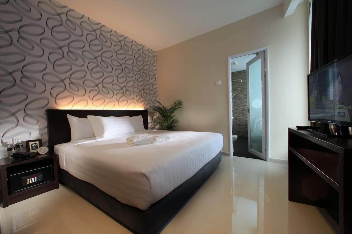 Deluxe Room | Peti besi dalam bilik, meja, ruang kerja komputer riba 