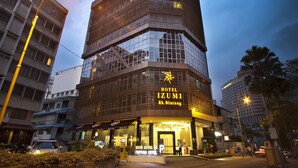 A multi-story hotel with a prominent sign reading "HOTEL IZUMI Bk. Bintang." - Izumi Hotel Bukit Bintang (Kuala Lumpur)