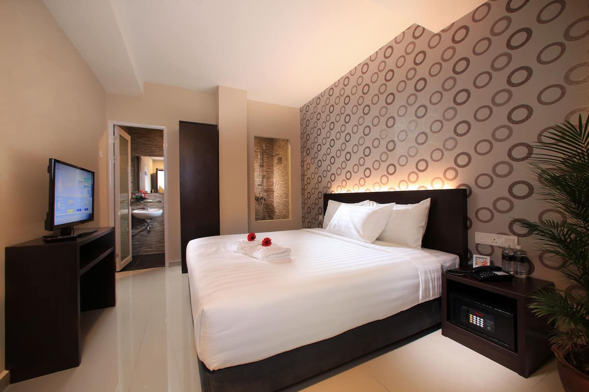 Standard Room (Windowless) | Peti besi dalam bilik, meja, ruang kerja komputer riba 