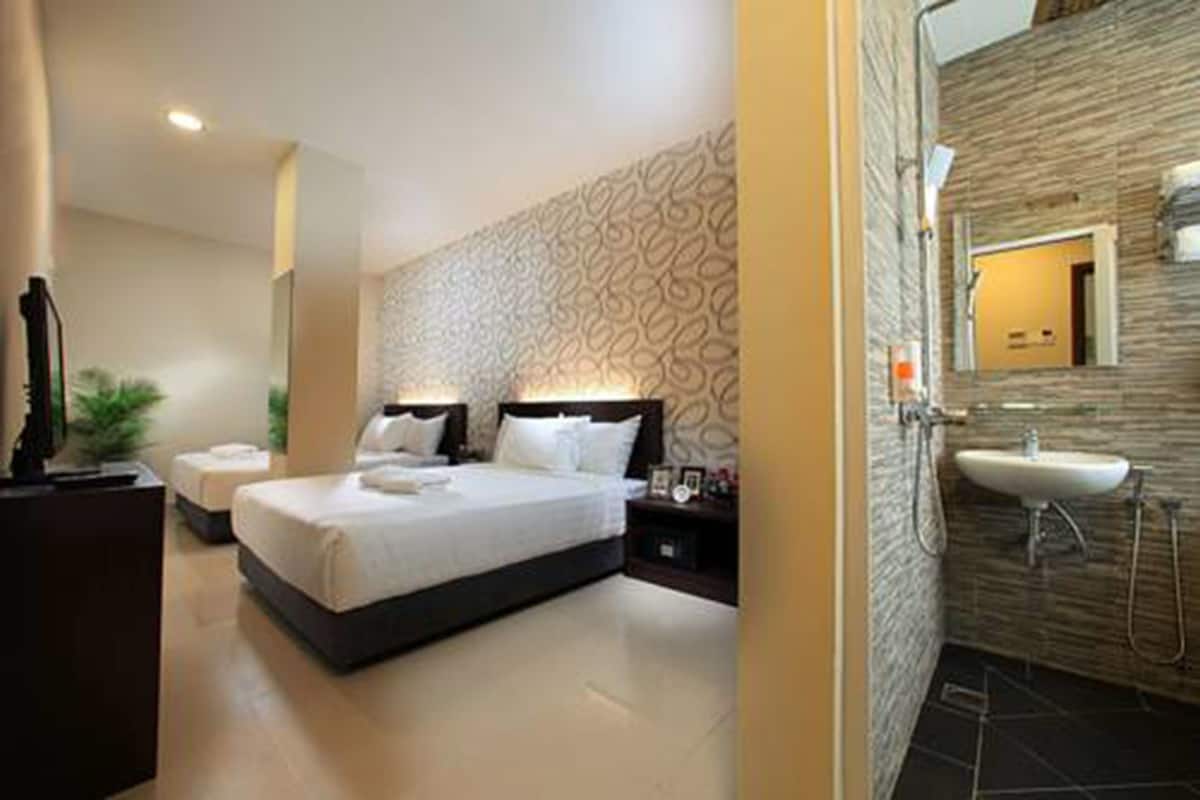 Family Room | Peti besi dalam bilik, meja, ruang kerja komputer riba 