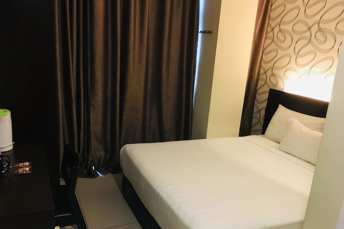 Superior Room | Peti besi dalam bilik, meja, ruang kerja komputer riba 