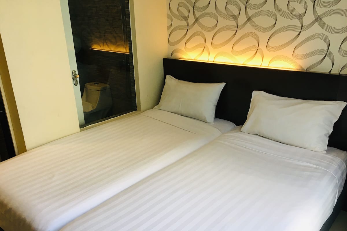 Superior Twin Room | Peti besi dalam bilik, meja, ruang kerja komputer riba 