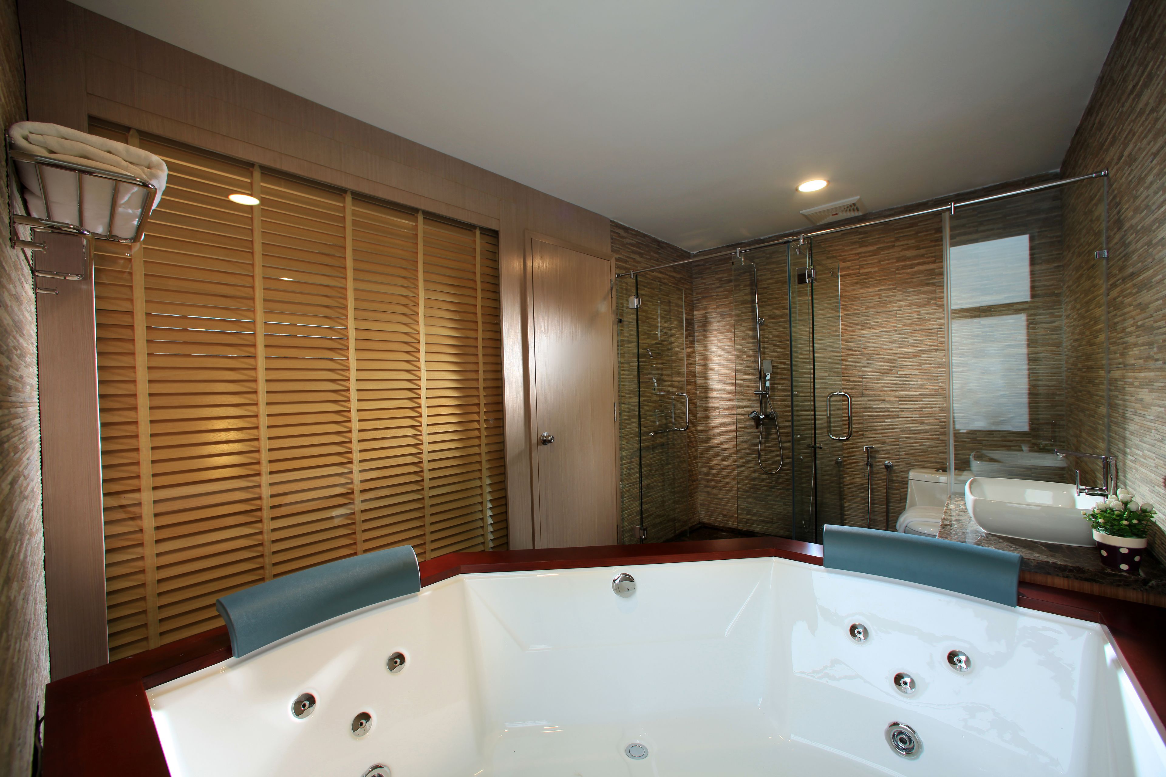 Suite | Jetted bathtub