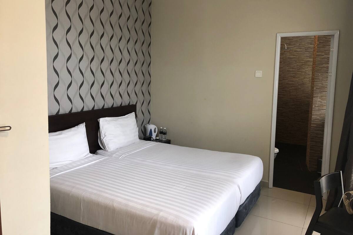 Deluxe Twin Room | Peti besi dalam bilik, meja, ruang kerja komputer riba 
