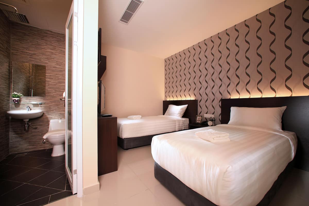 Standard Twin (Windowless) | Peti besi dalam bilik, meja, ruang kerja komputer riba 