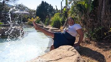 Kolam renang outdoor, dengan kursi berjemur