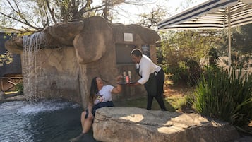 Piscine extérieure, chaises longues