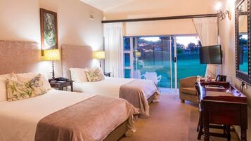 Kamar Deluks (Family) | Seprai premium, minibar, brankas, dan meja kerja