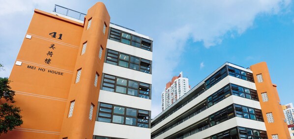 A modern building with the number 41 and the name "MEI HO HOUSE" on its facade. - YHA Mei Ho House Youth Hostel (Kowloon)