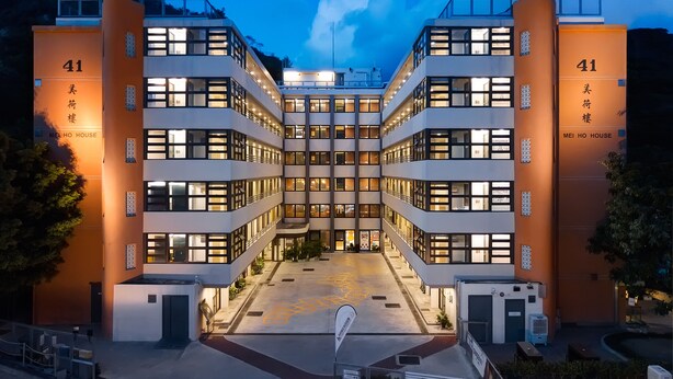 Ein modernes Gebäude mit der Nummer 41 an der Fassade, wahrscheinlich ein Hotel oder eine Wohnanlage.
