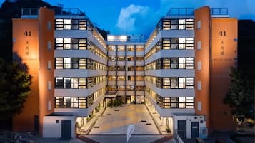 Fassade der Unterkunft – Abend/Nacht