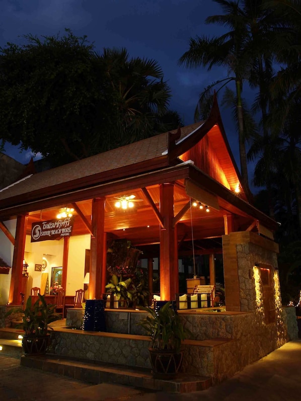 A building with a sign reading "Tropical Beach Hotel, Patong". - Safari Beach Hotel (Patong)