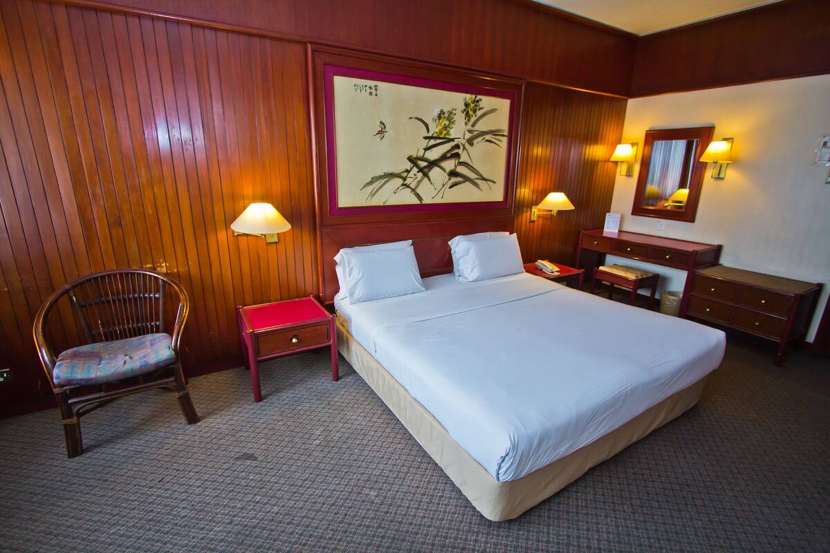 Deluxe Room | Minibar, in-room safe, rollaway beds (surcharge), WiFi (free)