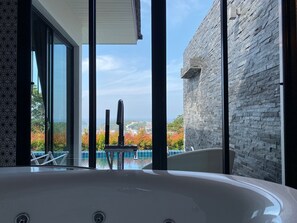 Private Pool Villa 1 Bedroom | Peti besi dalam bilik, meja, kalis bunyi, seterika/papan seterika 