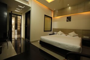 Habitación Deluxe | Ropa de cama de alta calidad y minibar