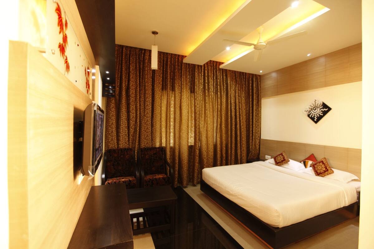 Deluxe Room | Premium bedding, minibar, in-room safe, desk