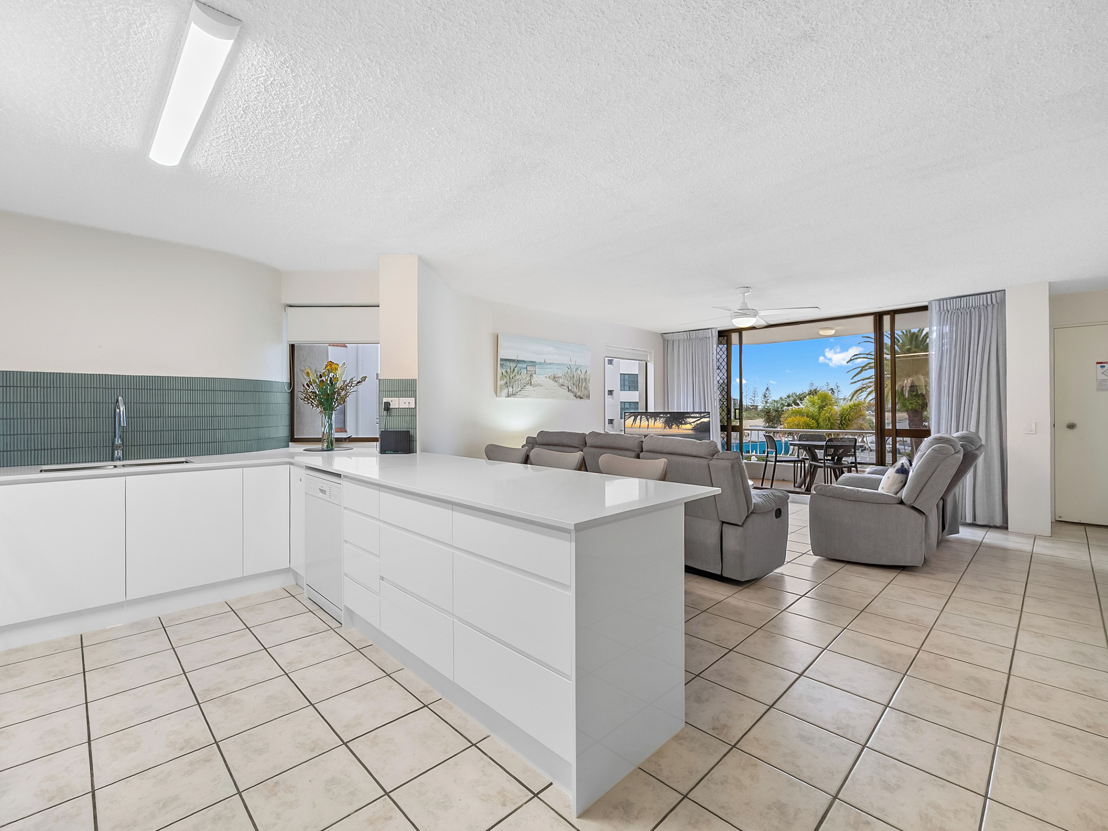 Appartement Supérieur, 2 chambres, vue océan, en front de plage | Coin séjour | Télévision, table de tennis de table, services de streaming