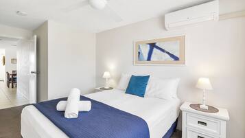 Superior appartement, 2 slaapkamers, uitzicht op zee, aan het strand | Bedden met traagschuimmatrassen, een strijkplank/strijkijzer