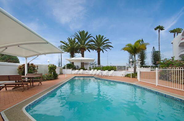 Alberca al aire libre, alberca climatizada y camastros