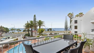 Apartamento superior, 2 quartos, vista para o oceano, de frente para a praia | Vista da sacada