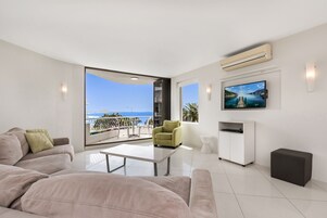 Appartement Supérieur, plusieurs lits, vue océan | Coin séjour | Télévision, table de tennis de table, services de streaming