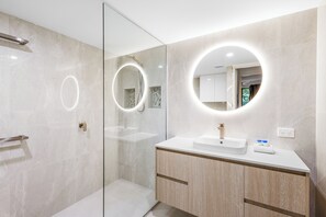 Apartment, 2 Bedrooms, Ocean View | Bathroom