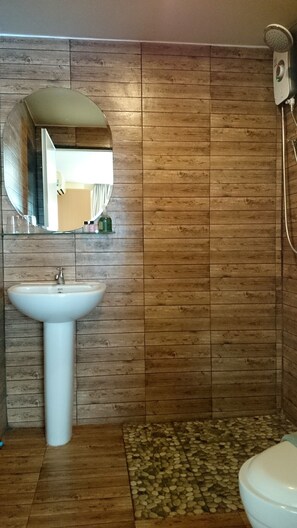 Room, 1 Queen Bed | Bathroom sink - Limburi Hometel (Patong)