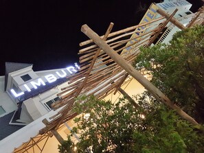 Façade de l’hébergement - soirée/nuit