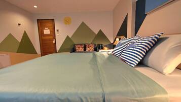 Un dormitorio con cama, almohadas, mesita de noche, lámpara y un reloj de pared.