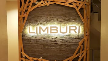 Minibar, caja de seguridad en la habitación y muebles diferentes