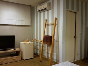 Rom, 1 queensize-seng | Minibar, safe på rommet, individuelt innredet og strykejern/-brett