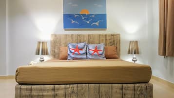 Rom, 1 queensize-seng | Minibar, safe på rommet, individuelt innredet og strykejern/-brett