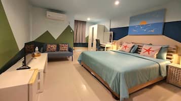 Een slaapkamer met een bed, een bureau en een stoel. Aan de muur hangt een schilderij en er is een raam met gordijnen.