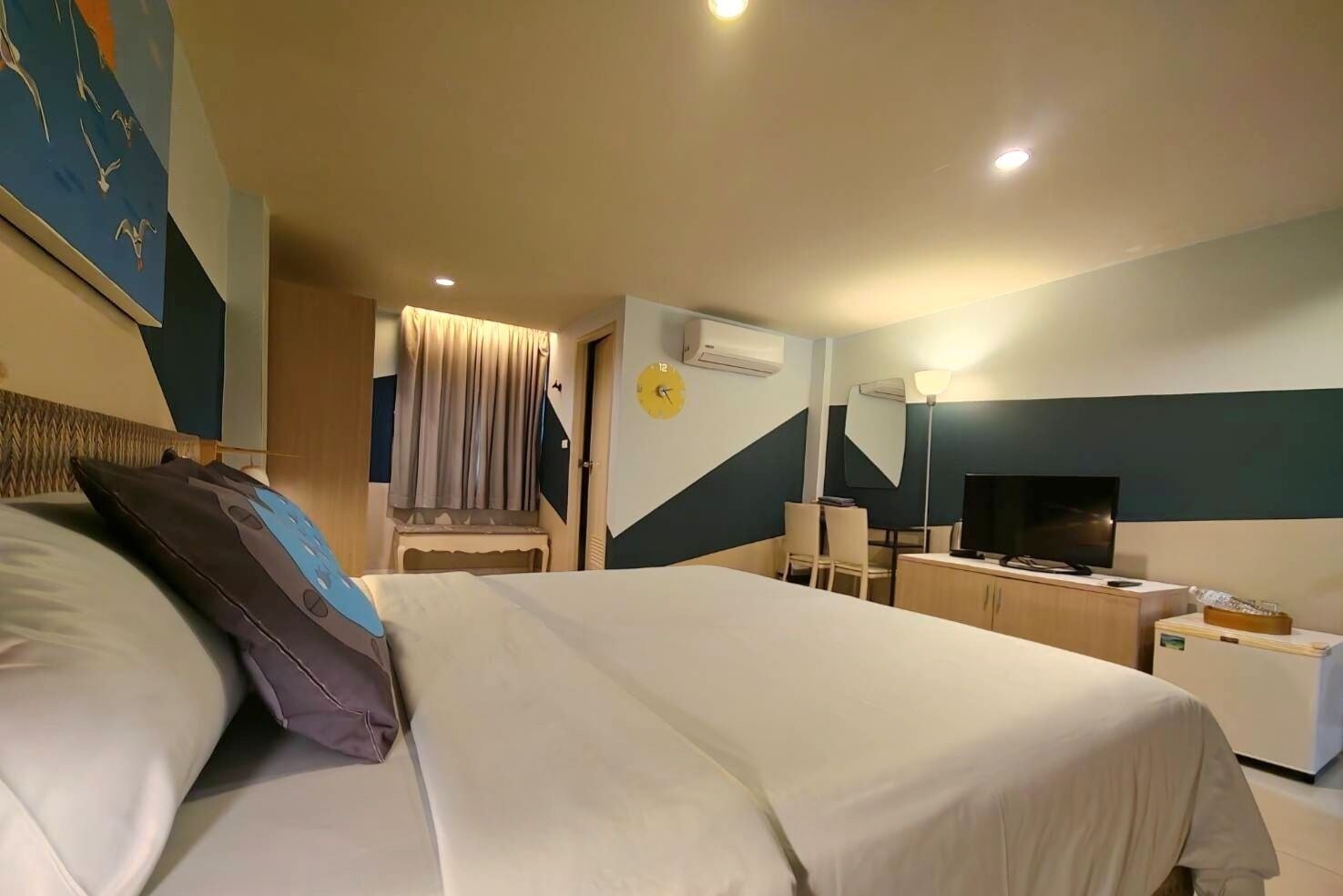 Quarto, 1 cama Queen | Frigobar, cofres nos quartos, ferros/tábuas de passar roupa