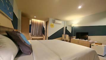 Quarto, 1 cama Queen | Frigobar, cofres nos quartos, ferros/tábuas de passar roupa