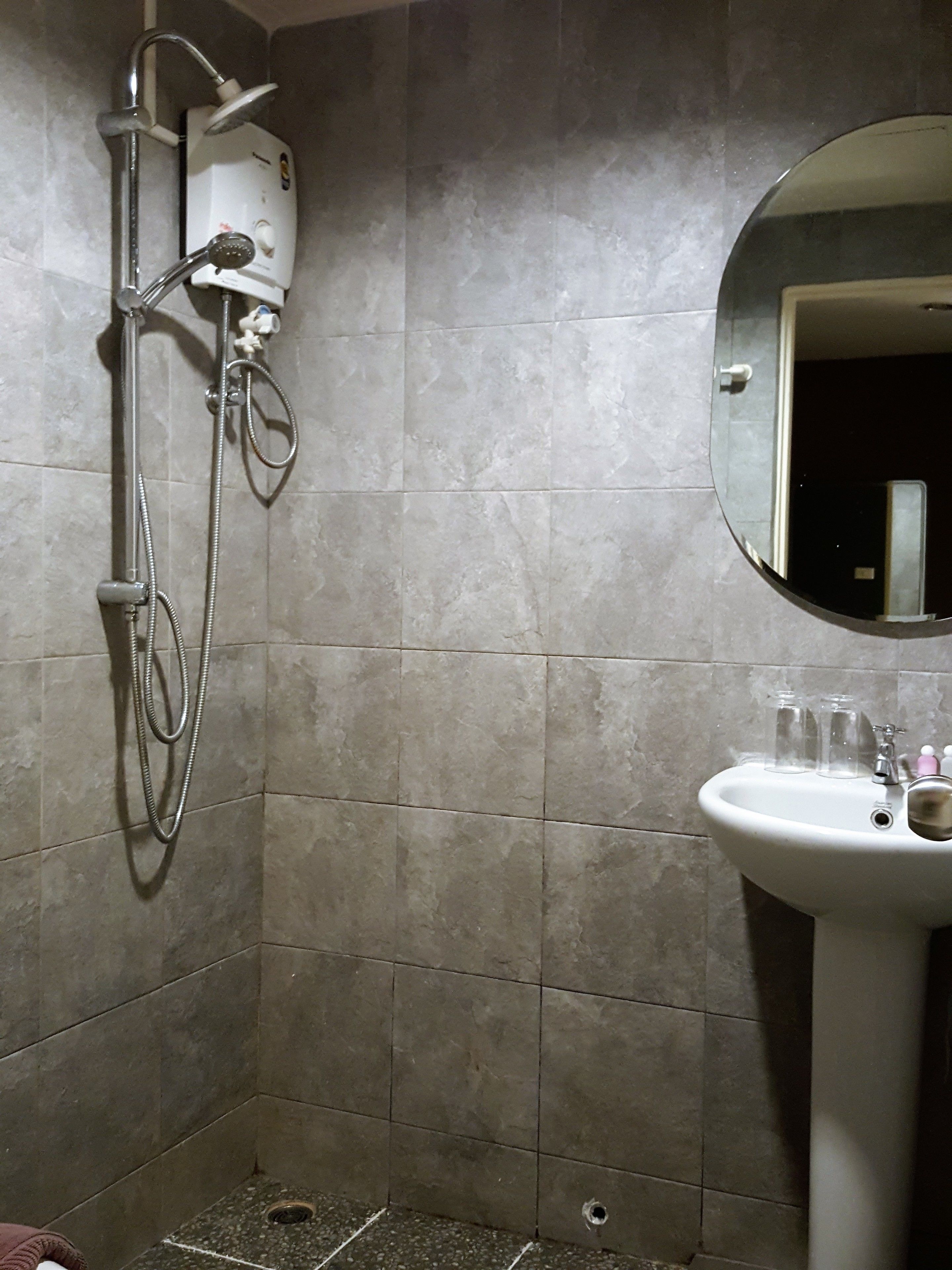 Rom, 1 queensize-seng | Bad | Dusj og hårføner