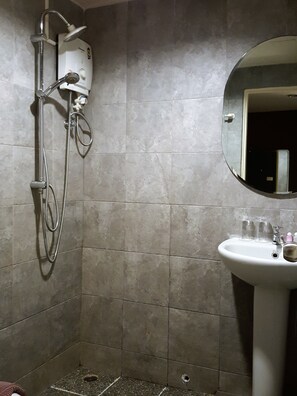 Chambre, 1 grand lit | Salle de bain | Douche, sèche-cheveux