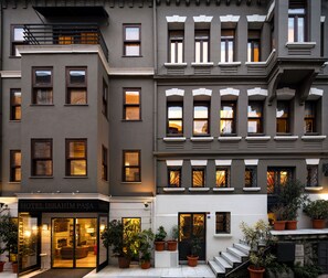 Front of property - evening/night - Hotel Ibrahim Pasha (Istanbul)