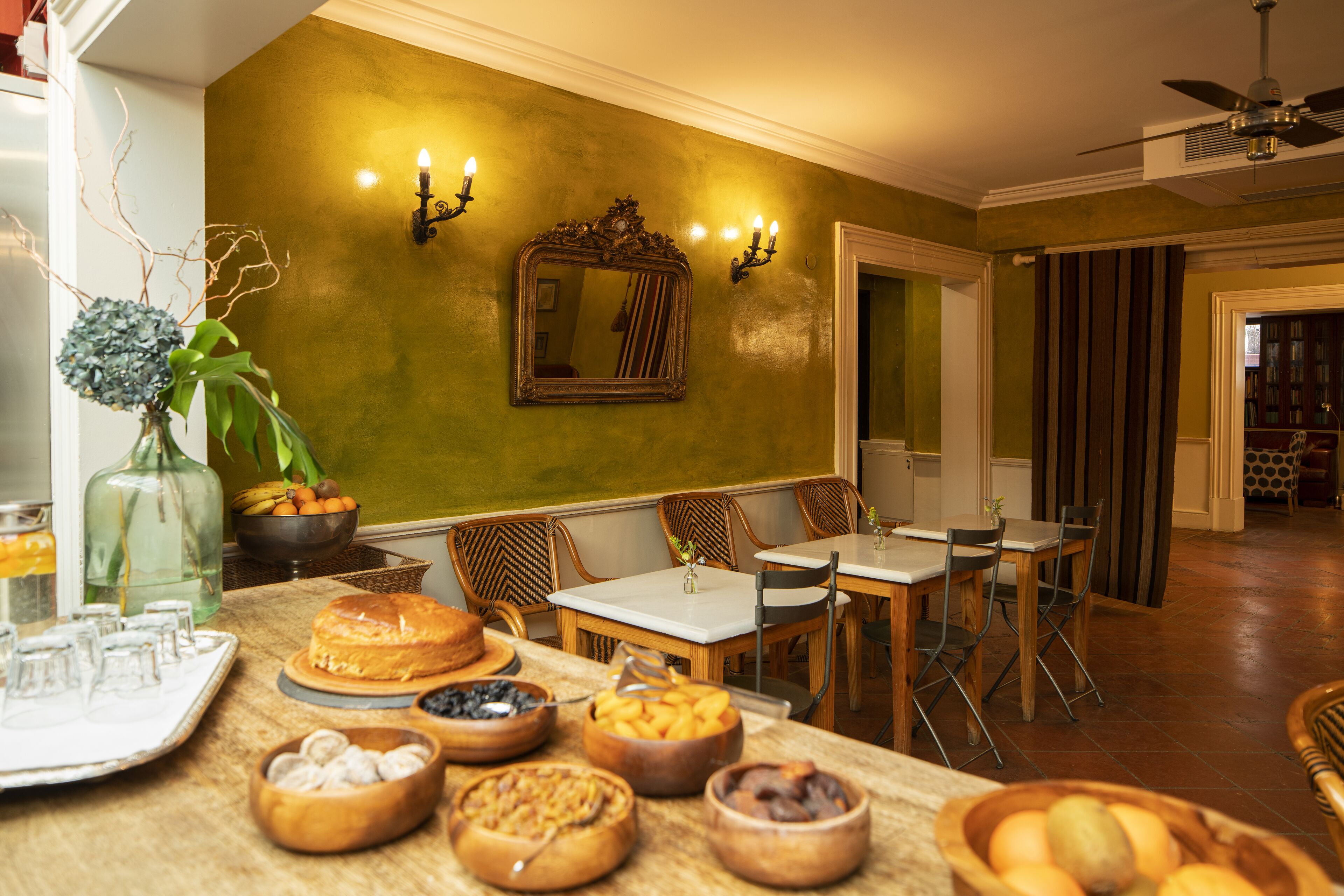 朝食 (コンチネンタル ブレックファスト)、毎日提供 (無料)