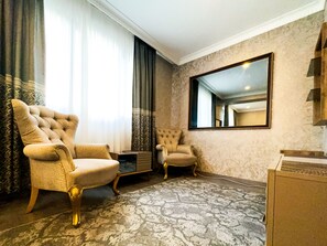 Family Room | Minibar, in-room safe, desk, soundproofing - Cuento Hotel (Istanbul)