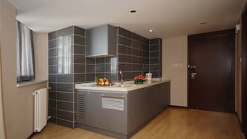 Superior Suite (Comfort Club) | Private kitchenette | Fridge, microwave, coffee/tea maker