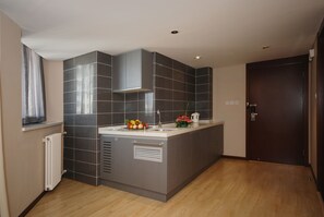 スーペリア スイート (Comfort Club) | 専用簡易キッチン | 冷蔵庫、電子レンジ、コーヒー / ティーメーカー