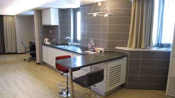 Business Suite | Private kitchenette | Fridge, microwave, coffee/tea maker