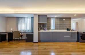 Zimmer, 1 King-Bett, Nichtraucher | Minibar, Zimmersafe, Bügeleisen/Bügelbrett, WLAN