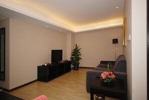 商務套房 (Comfort Club) | 客廳 | LCD 電視、收費電影